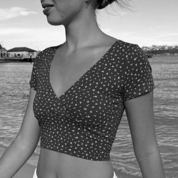 Brandy Melville Amara Floral Crop Top in Green - Picture 4 of 4